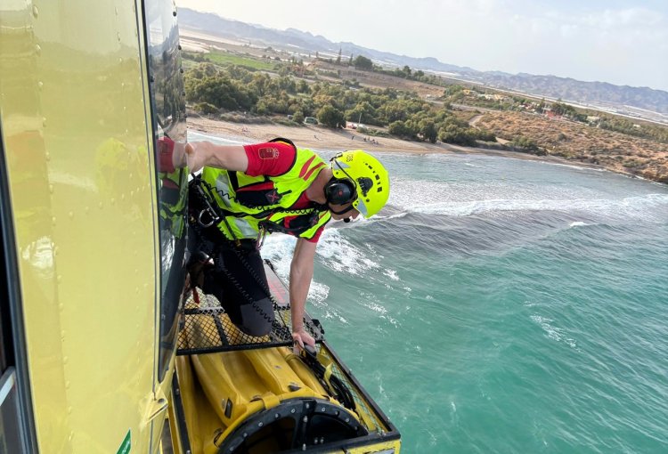 Servicios adscritos al Plan Copla buscan desde ayer tarde a un joven desaparecido cuando se bañaba en la playa de Matalentisco, en Águilas.