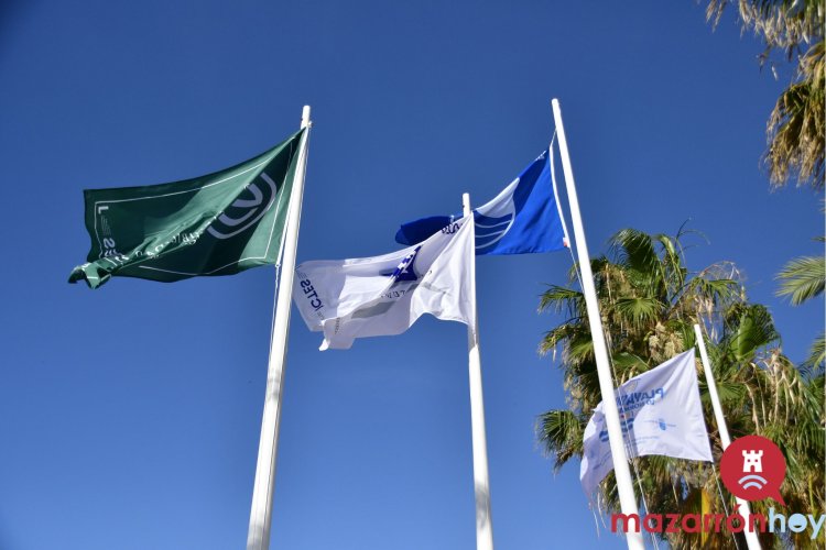La playa del Castellar, escenario de la izada de las certificaciones de calidad y sostenibilidad