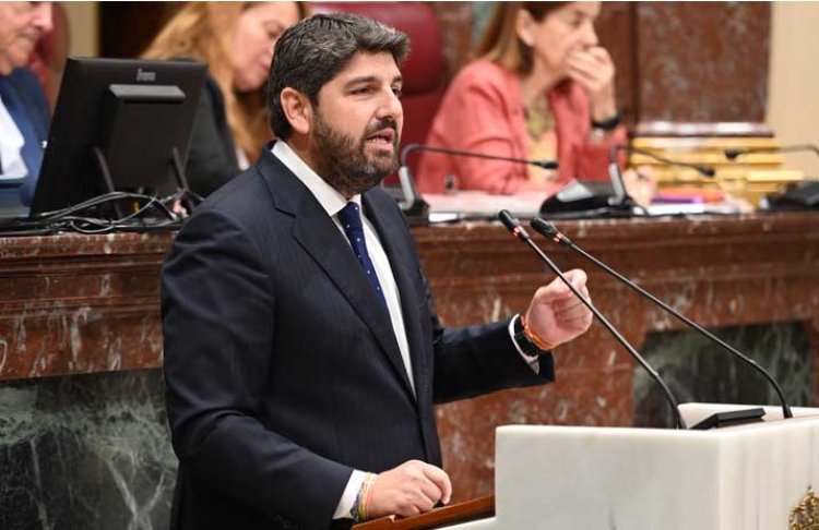 López Miras anuncia un plan de 89 millones para climatizar todas las aulas y un decreto para reducir la burocracia del profesorado