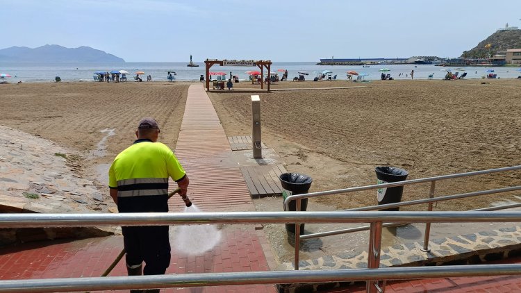 El Ayuntamiento de Mazarrón continúa reforzando los servicios municipales destinados al mantenimiento y mejora de los espacios públicos con la incorporación de un nuevo camión de baldeo que prestará servicio en Bahía de Mazarrón.