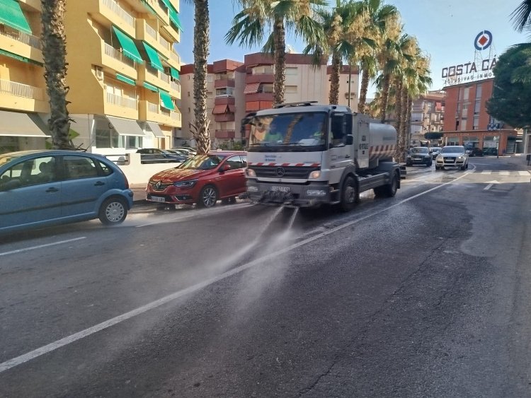 El Ayuntamiento de Mazarrón continúa reforzando los servicios municipales destinados al mantenimiento y mejora de los espacios públicos con la incorporación de un nuevo camión de baldeo que prestará servicio en Bahía de Mazarrón.