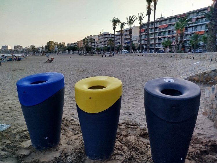Mazarrón instala nuevas papeleras para mantener sus playas más limpias