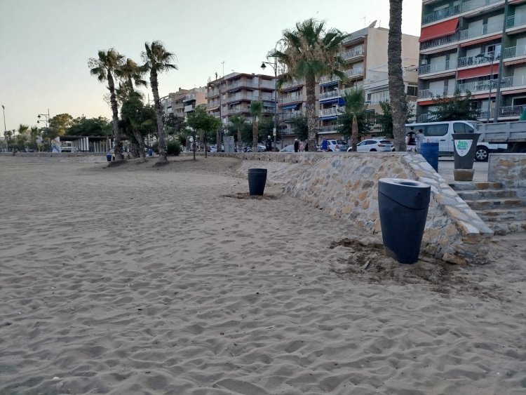 Mazarrón instala nuevas papeleras para mantener sus playas más limpias