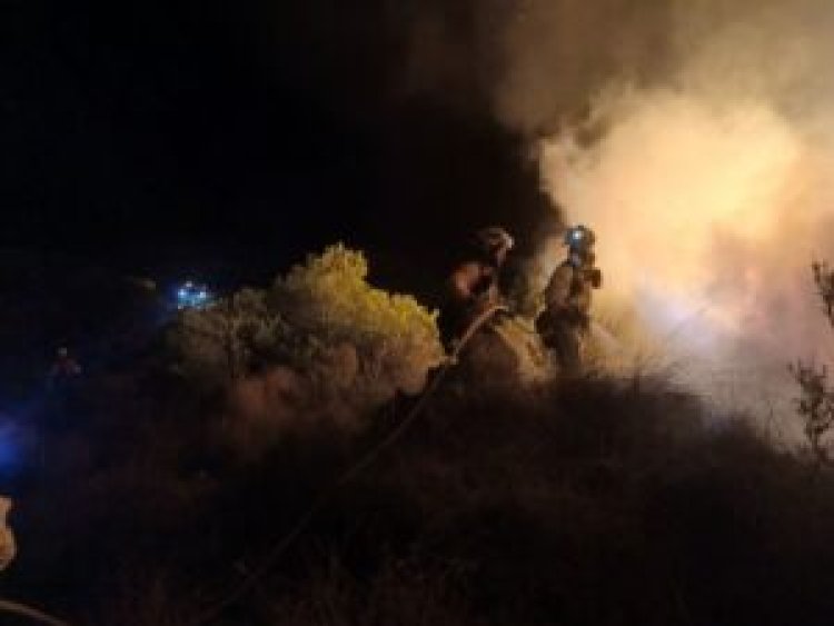 Servicios de emergencia trabajan en un incendio forestal en la pedanía de Las Balsicas, en Mazarrón