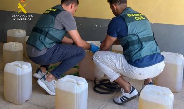 Dos detenidos por ‘petaqueo’ tras llenar de gasolina una furgoneta con 77 garrafas