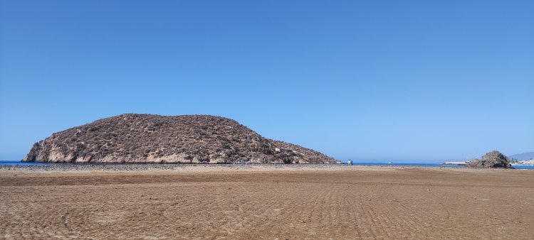 La Playa de La Isla, un paraíso con más de 2.600 años de historia bajo sus aguas