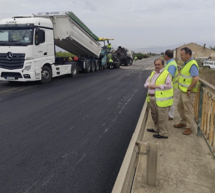 La Comunidad Autónoma mejora el firme del puente sobre el río Guadalentín, en la carretera regional que une Totana con Mazarrón