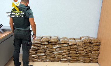 La Guardia Civil sorprende en Mazarrón a un conductor sin carné y con 25 kilos de tabaco de contrabando