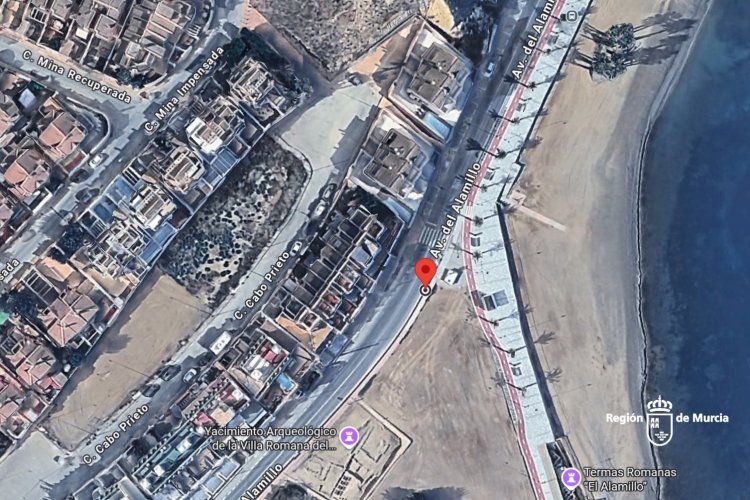 Servicios de emergencia han atendido el incendio de una caseta de baños públicos en la avenida del Alamillo, en Puerto de Mazarrón