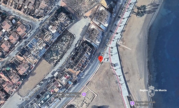Servicios de emergencia han atendido el incendio de una caseta de baños públicos en la avenida del Alamillo, en Puerto de Mazarrón