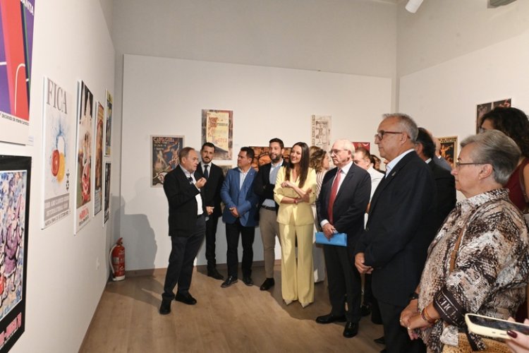 La Comunidad celebra el Día Mundial del Turismo con una exposición que recorre la evolución del turismo regional en el último siglo
