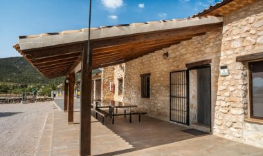 Turismo destina 828.000 euros para impulsar la mejora y subida de categoría de alojamientos turísticos de la Región