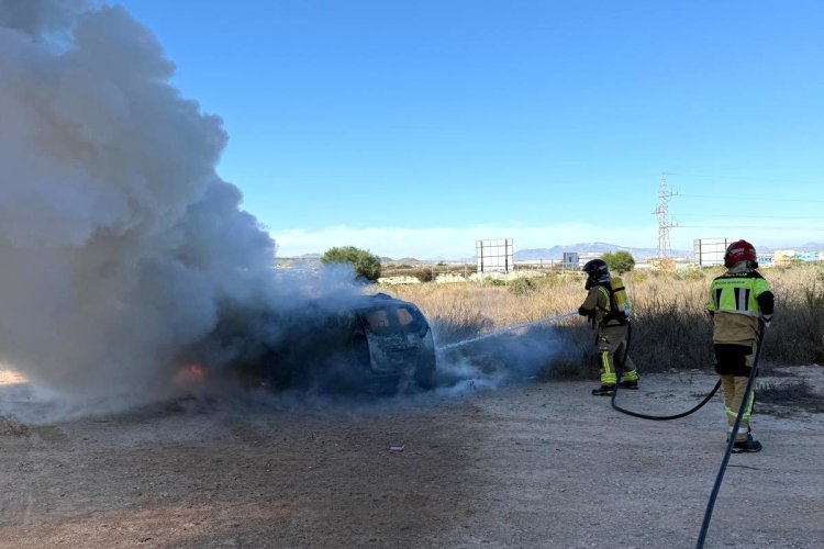 Servicios de emergencia han hallado muerta a una persona en el interior de un turismo que ardía, en Mazarrón.