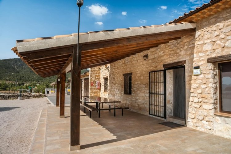 Turismo destina 828.000 euros para impulsar la mejora y subida de categoría de alojamientos turísticos de la Región